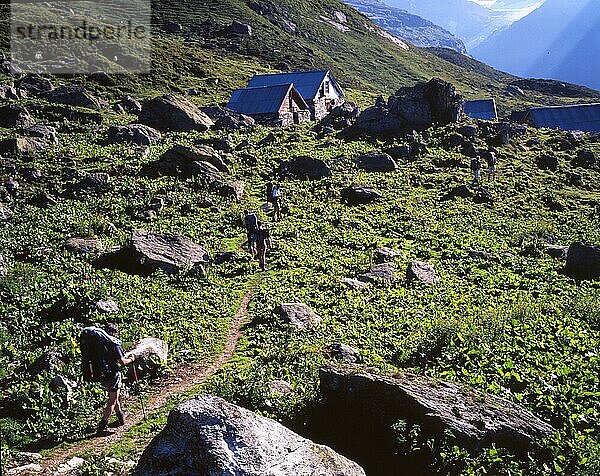 AUT  Österreich: Die Vielseitigkeit des Alpengebirges begeistert nicht nur Bewohner aus dem flachen Land  hier das Gebirge in den Jahren 1965 bis 1971. Bergwanderen an einer Hochalm