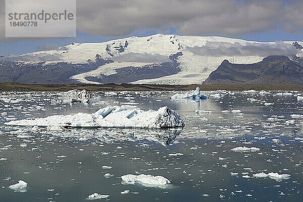 Eisberge schwimmen im Jökulsárlón  Joekusarlon im Sommer  Gletschersee im südlichen Teil des Vatnajökull Nationalparks  Südostisland
