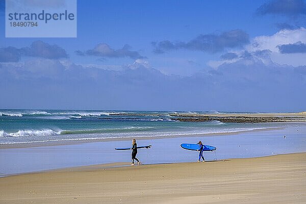 Surfer am Strand  Jeffreys Bay bei Port Elizabeth  Garden Route  Ostkap  Südafrika