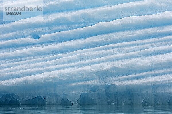 Eisstruktur eines schmelzenden Eisbergs im Arktischen Ozean  Svalbard  Spitzbergen  Norwegen  Europa