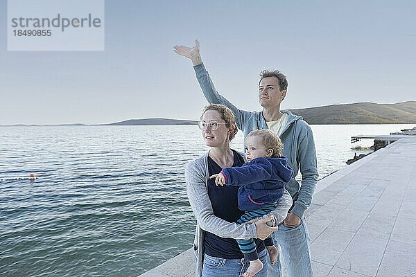 Familie mit Kleindind steht am Meer  Seget Vranjica  Kroatien  Europa