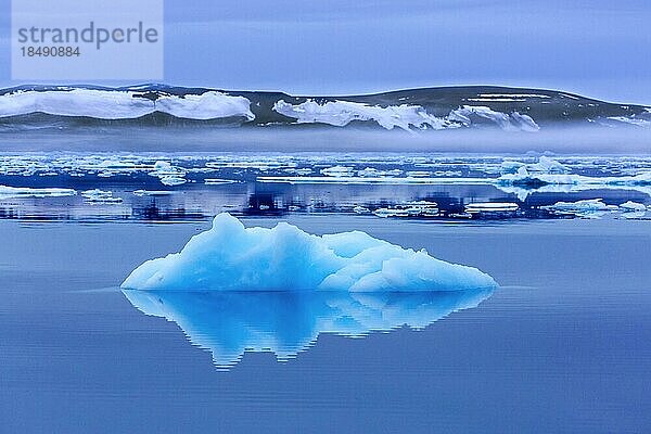 Eisscholle in der Hinlopenstretet  Hinlopenstraße  Hinlopenstraße zwischen Spitzbergen und Nordaustlandet in Svalbard  Norwegen  Europa