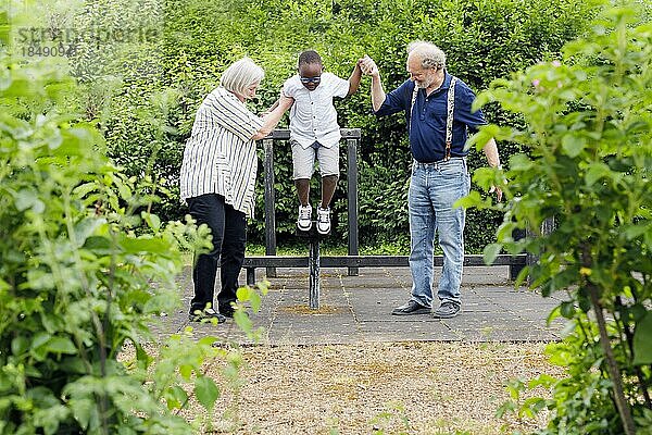 Großeltern auf Zeit. Großeltern mit einem Jungen auf einem Spielplatz.  Bonn  Deutschland  Europa