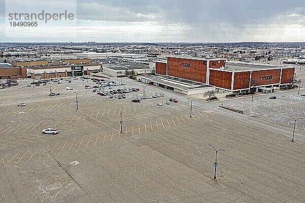 Troy  Michigan  Ein weitgehend leerer Parkplatz an der Oakland Mall  einem regionalen Einkaufszentrum in einem Vorort von Detroit  während der Covid 19 Pandemie