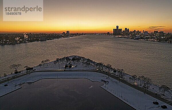 Detroit  Michigan  Der Detroit River  mit der Stadt Detroit auf der rechten Seite und Windsor  Ontario Kanada auf der linken Seite. Belle Isle  ein Park im Fluss  ist im Vordergrund zu sehen