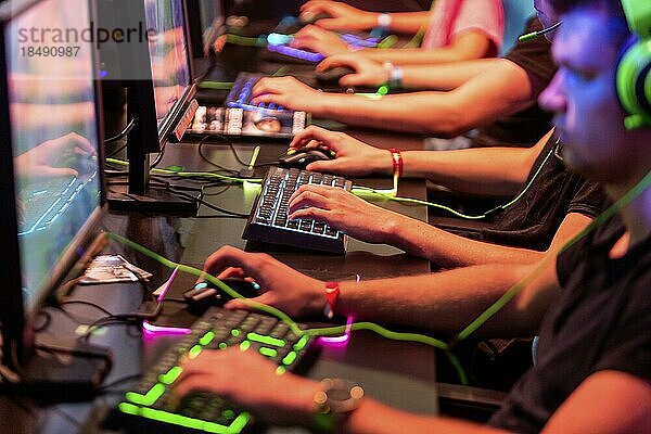 Computerspiele und Videospiele  junge Menschen zocken am Computer  Symbolfoto  Köln  Nordrhein-Westfalen  Deutschland  Europa
