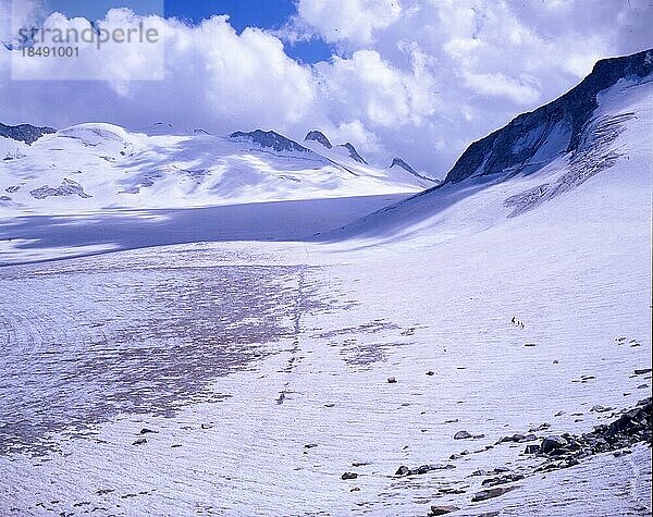 AUT  Österreich: Die Vielseitigkeit des Alpengebirges begeistert nicht nur Bewohner aus dem flachen Land  hier das Gebirge in den Jahren 1965 bis 1971. Italien: Der weiträumige Gletscher des Adamello mit Bergsteigern