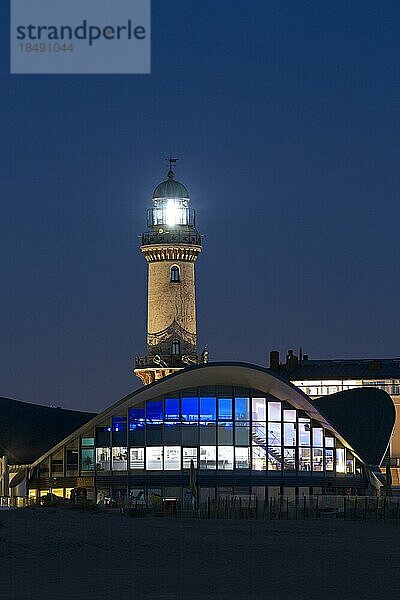 Leuchtturm und Teepott  erbaut im Bauhausstil bei Nacht  Warnemünde  Warnemünde  MecklenburgVorpommern MecklenburgVorpommern Deutschland