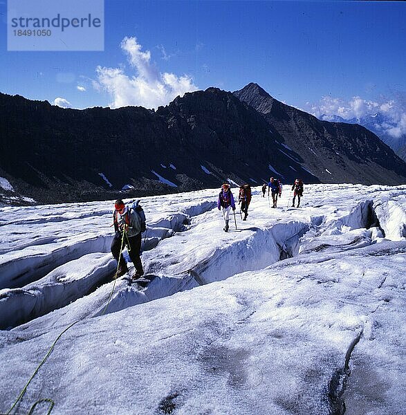 AUT  Österreich: Die Vielseitigkeit des Alpengebirges begeistert nicht nur Bewohner aus dem flachen Land  hier das Gebirge in den Jahren 1965 bis 1971. Gletschertour zum Hohen Dachstein