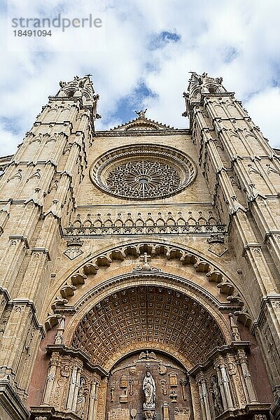Hauptfassade mit Rundfenster und Türmen  Kathedrale von Palma  Palma de Mallorca  Mallorca  Balearen  Spanien  Europa