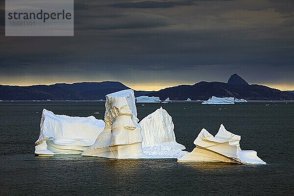 Eisberge bei Sonnenuntergang im Uummannaq Fjord  Grönland  Nordamerika