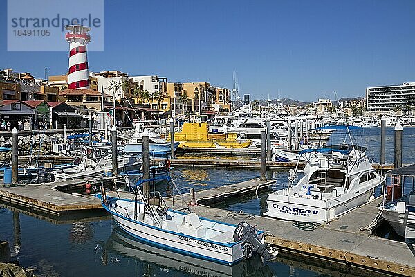 Leuchtturm und im Hafen des Badeortes Cabo San Lucas auf der Halbinsel Baja California Sur  Mexiko  vertäute Sportboote  Mittelamerika