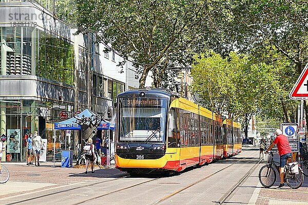 Regionale Straßenbahn fährt an einem sonnigen Sommertag durch das Stadtzentrum  Karlsruhe  Deutschland  Europa