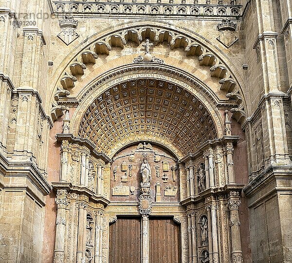 Verziertes Eingangstor  Hauptfassade  Kathedrale von Palma  Palma de Mallorca  Mallorca  Balearen  Spanien  Europa