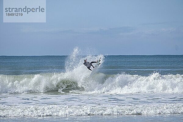 Surfer am Strand von Jeffreys Bay bei Port Elizabeth  Garden Route  Ostkap  Südafrika