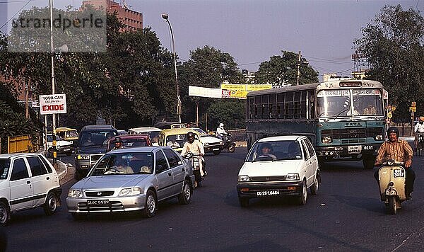 Der Verkehr  hier in Neu Delhi  Agra und Zentralindien im Oktober 1999  zu Wasser  Landstrasse  Schiene und Großstadt hat ein anderes Gesicht als in Europa. Im Gr0ßstadtverkehr in Neu Delhi  IND