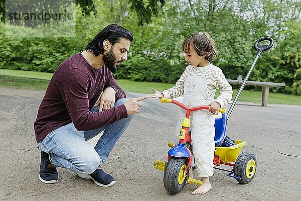 Vater mit Kind auf einem Spielplatz im Grünen  Bonn  Deutschland  Europa