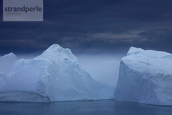 Eisberge im Nebel  Kangia Eisfjord  Diskobucht  Westgrönland  Grönland  Nordamerika