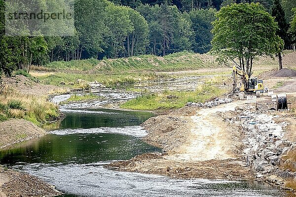 Blick auf den Fluss Ahr bei Hönningen  11.07.2022. Die Region im Landkreis Ahrweiler im Bundesland Rheinland-Pfalz wurde bei dem Hochwasser besonders hart getroffen  welche sich zum 15.07.2022 jaehrt. Copyright: Leon Kuegelerphotothek.de  Hönningen  Deutschland  Europa