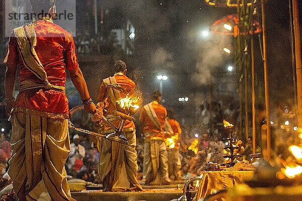 Ganga Aarti  Abendzeremonie am heiligen Dasaswamedh Ghat  Hinduismus  Ganges  Varanasi  Uttar Pradesh  Indien  Asien