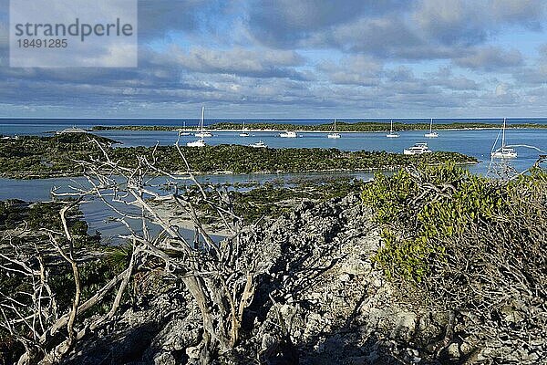 Blick vom Boo Boo Hill auf die Warderick Wells  Bahamas and Exuma Cays Land and Sea Nationalpark  Bahamas  Mittelamerika