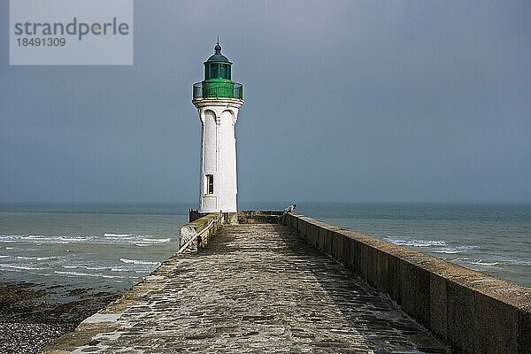 Leuchtturm und einsamer Mann mit Blick auf das Meer vom Pier im Hafen von Saint Valery en Caux  Haute Normandie  Frankreich  Europa