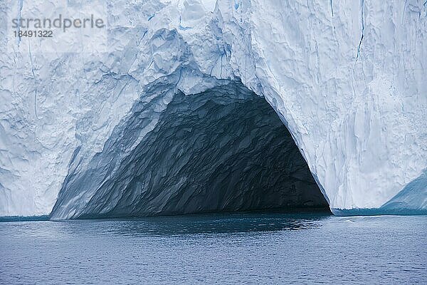 Eingebrochener Eisberg im Kangia Eisfjord  Diskobucht  Westgrönland  Grönland  Nordamerika