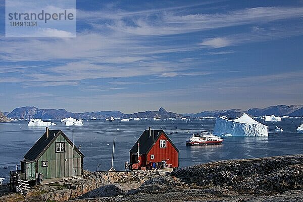 Kreuzfahrtschiff zwischen Eisbergen im Uummannaq Fjord  Nordgrönland  Grönland  Nordamerika