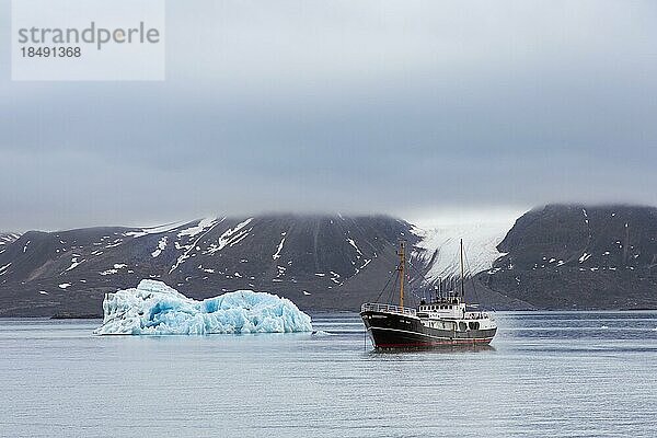 Das arktische Expeditionsschiff MS Cape Race besucht den Monacobreen  einen Gletscher im Haakon VII Land  Liefdefjorden  Spitzbergen  Svalbard  Norwegen  Europa