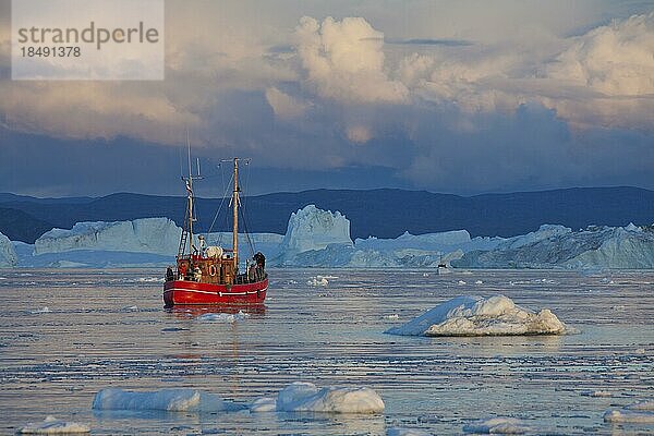 Touristenboot im Kangia Eisfjord  Diskobucht Westgrönland  Grönland  Nordamerika