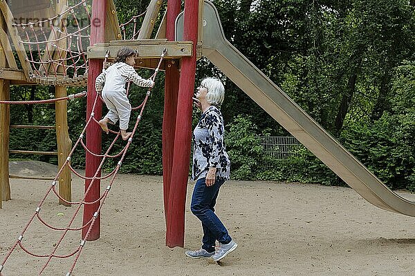 Ehrenamt. Großmutter auf Zeit mit einem Kind auf dem Spielplatz.  Bonn  Deutschland  Europa