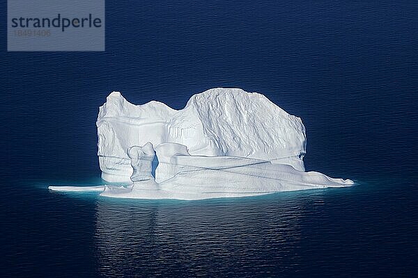 Blick aus der Vogelperspektive auf Eisberge im Uummannaq Fjord  Grönland  Nordamerika