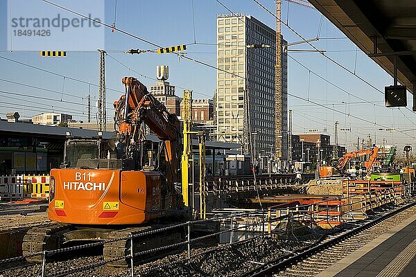 Baustelle am Dortmunder Hauptbahnhof mit dem Dortmunder U und dem Harenberg City Center  Dortmund  Ruhrgebiet  Deutschland  Europa