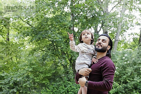 Vater mit Kind im Grünen  Bonn  Deutschland  Europa