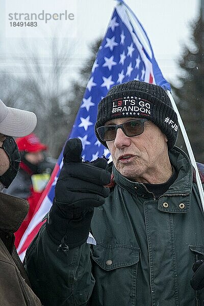 Rochester Hills  Michigan USA  6. Januar 2022  Ein Gegendemonstrant bei einer Kundgebung gegen den gewaltsamen Angriff auf das US Kapitol vor einem Jahr