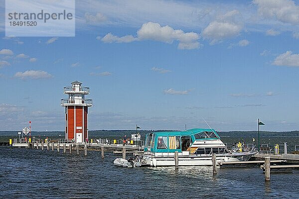 Steg mit Leuchtturm im Plauer See in Plau am See  Stadt im Landkreis Ludwigslust Parchim  MecklenburgVorpommern Deutschland