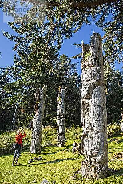 Fotograf mit Totempfahl in der UNESCO-Welterbestätte SGang Gwaay  Haida Gwaii  British Columbia  Kanada  Nordamerika