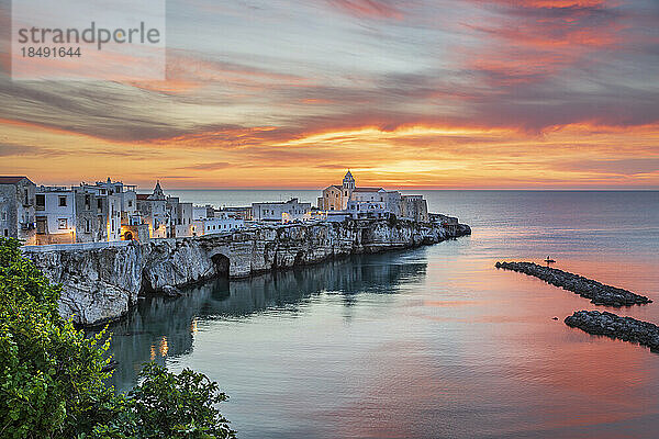 Die Altstadt auf dem Vorgebirge bei Sonnenaufgang  Vieste  Halbinsel Gargano  Provinz Foggia  Apulien  Italien  Europa