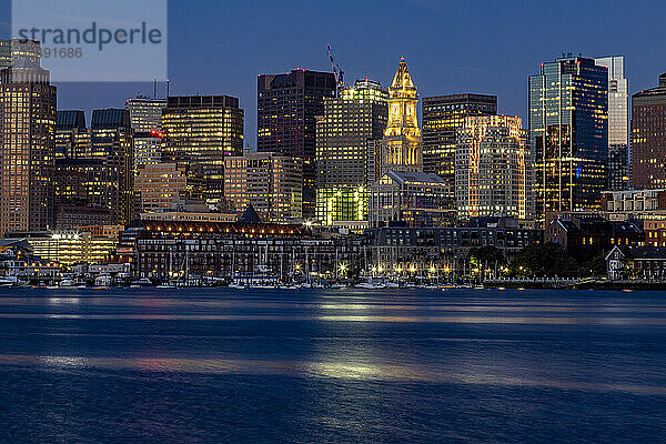 Boston Skyline Waterfront in Lichtern  Boston  Massachusetts  Neuengland  Vereinigte Staaten von Amerika  Nordamerika