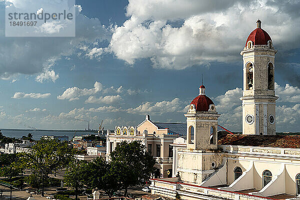 Luftaufnahme des Hauptplatzes mit der Kathedrale  dem Tomas Terry Theater und dem Hafen dahinter  Cienfuegos  UNESCO Weltkulturerbe  Kuba  Westindien  Karibik  Mittelamerika