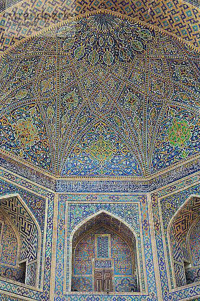 Decken- und Wandfliesen am Eingang  Tilla-Kari Madrassa  fertiggestellt 1660  Registan-Platz  UNESCO-Weltkulturerbe  Samarkand  Usbekistan  Zentralasien  Asien