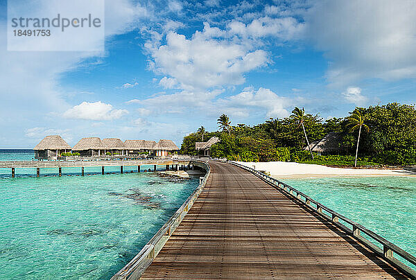 Ein Holzsteg in einem Luxusresort  Baa-Atoll  Malediven  Indischer Ozean  Asien
