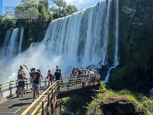 Touristen auf einer Plattform im unteren Kreislauf der Iguazu-Fälle  UNESCO-Weltkulturerbe  Provinz Misiones  Argentinien  Südamerika