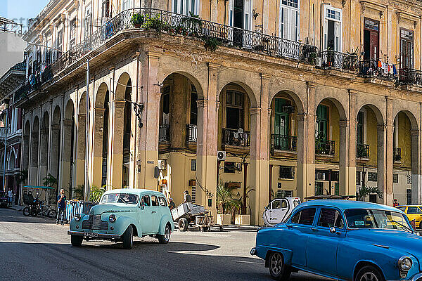 Alte Oldtimer auf der Straße  Alt-Havanna  Kuba  Westindien  Karibik  Mittelamerika