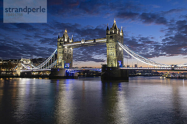 Tower Bridge und Themse bei Tagesanbruch  London  England  Vereinigtes Königreich  Europa
