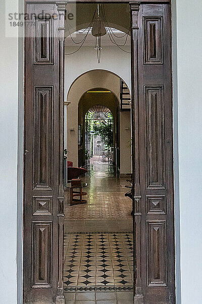 Eingang zu einem alten Herrenhaus im spanischen Stil  Havanna  Kuba  Westindien  Karibik  Mittelamerika
