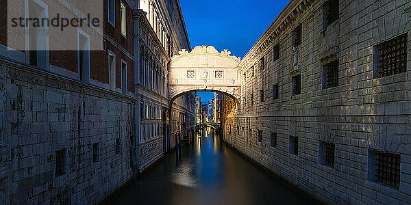 Seufzerbrücke zur blauen Stunde  Venedig  UNESCO-Weltkulturerbe  Venetien  Italien  Europa
