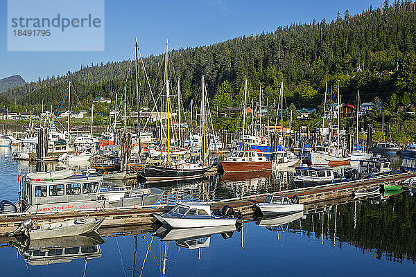 Der Hafen im Dorf Queen Charlotte  Graham Island (Haida Gwaii)  British Columbia  Kanada  Nordamerika