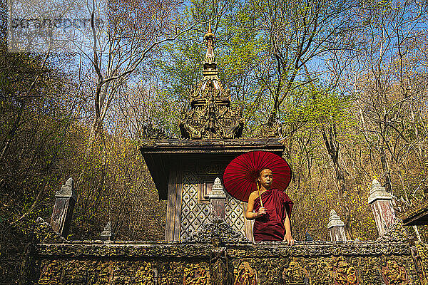 Novizenmönch mit Schirm im Kloster  Mandalay  Myanmar (Burma)  Asien