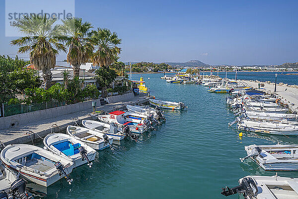 Blick auf den Hafen von Faliraki und die kleine weiße Kapelle  Faliraki  Rhodos  Inselgruppe Dodekanes  Griechische Inseln  Griechenland  Europa